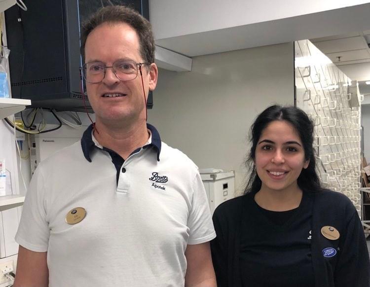 bilde av Erik Pomp og Manpreet Hans ved Boots apotek Loddefjord